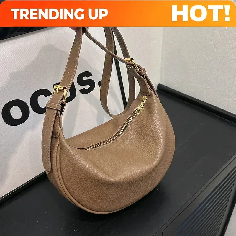 Luxury Bags On Sales - ファッション性の高い、無地のPU素材を使用したショルダーバッグ。シンプルで使いやすく、上品な雰囲気を演出。2024年、女性に人気のクロスボディバッグがセール中。